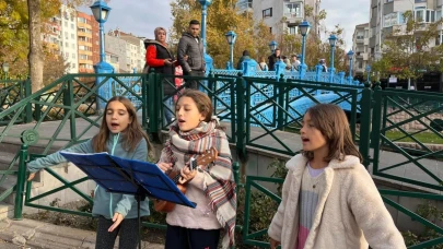 Sokak Müzisyenliği Yaparak Oyuncaklarını Alıyorlar